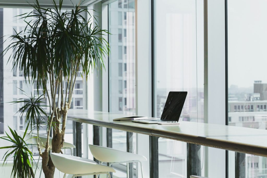 Moderne Jeito IT-consultancy werkplek met laptop, vergadertafel en rustige strategische kantooromgeving in Nederlands consultancykantoor.