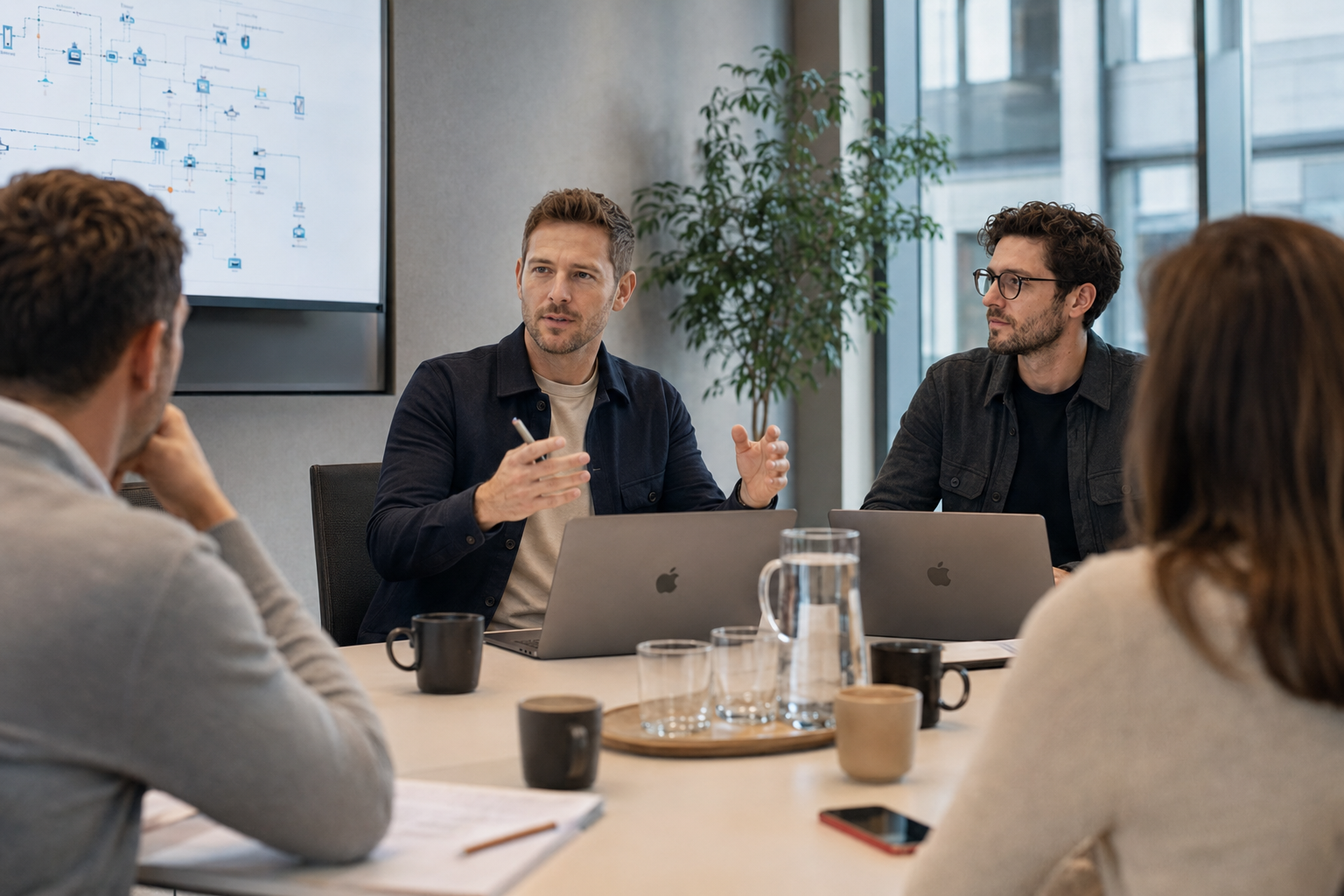 Senior IT-consultants bespreken complexe IT-infrastructuur met managementteam tijdens strategische review in modern Nederlands kantoor.
