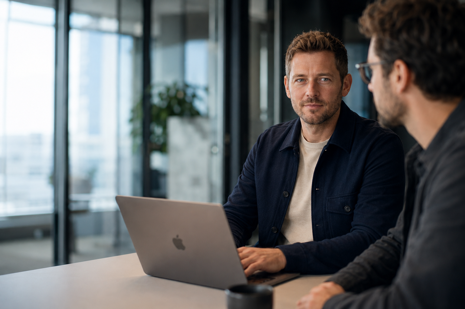 Jeito consultants tijdens een strategische IT-werksessie in een modern Nederlands consultancykantoor met laptop en infrastructuuroverleg.